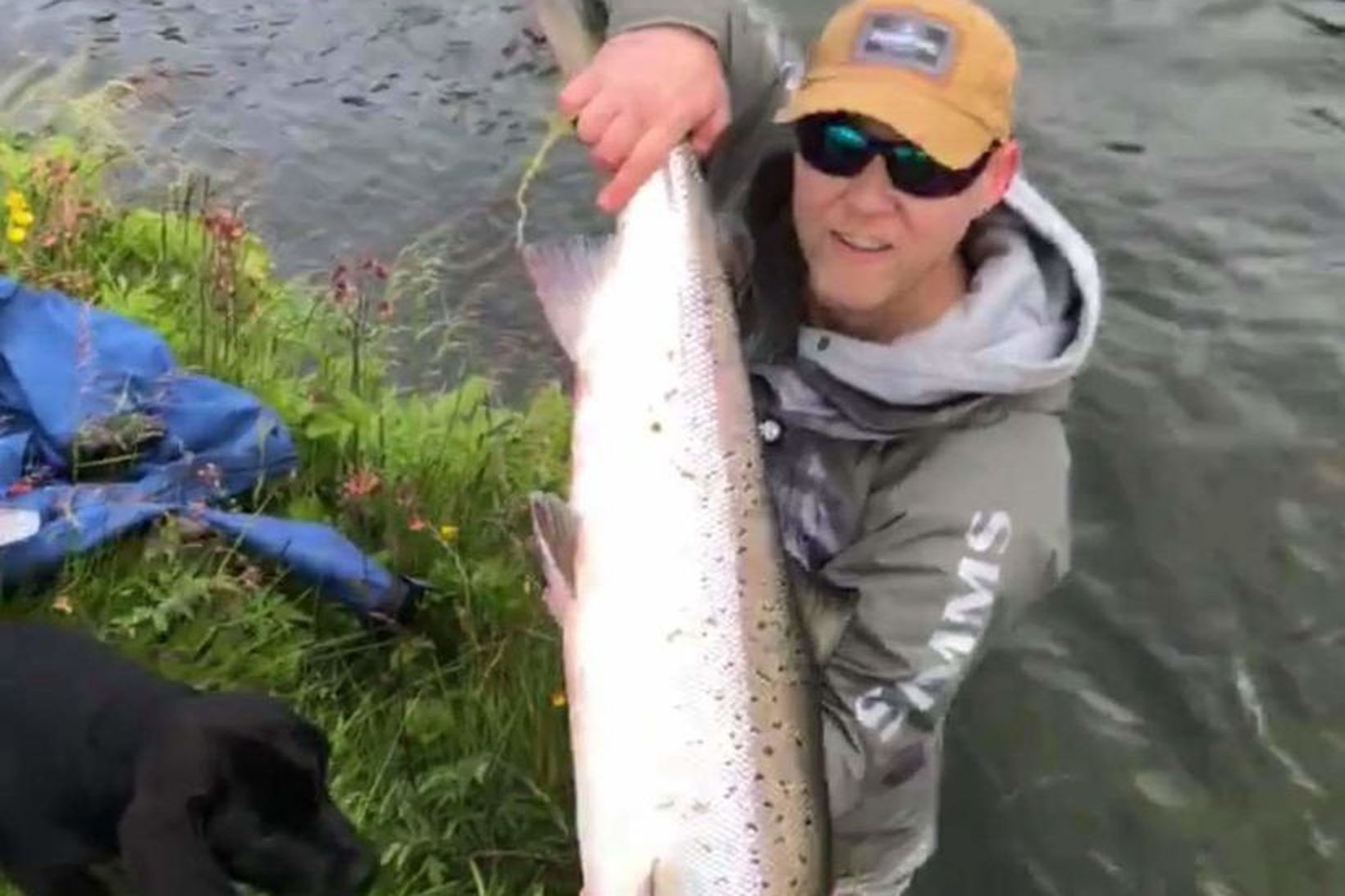 Laxinn stóri sem veiddist á Skriðuflúð fyrr í dag.