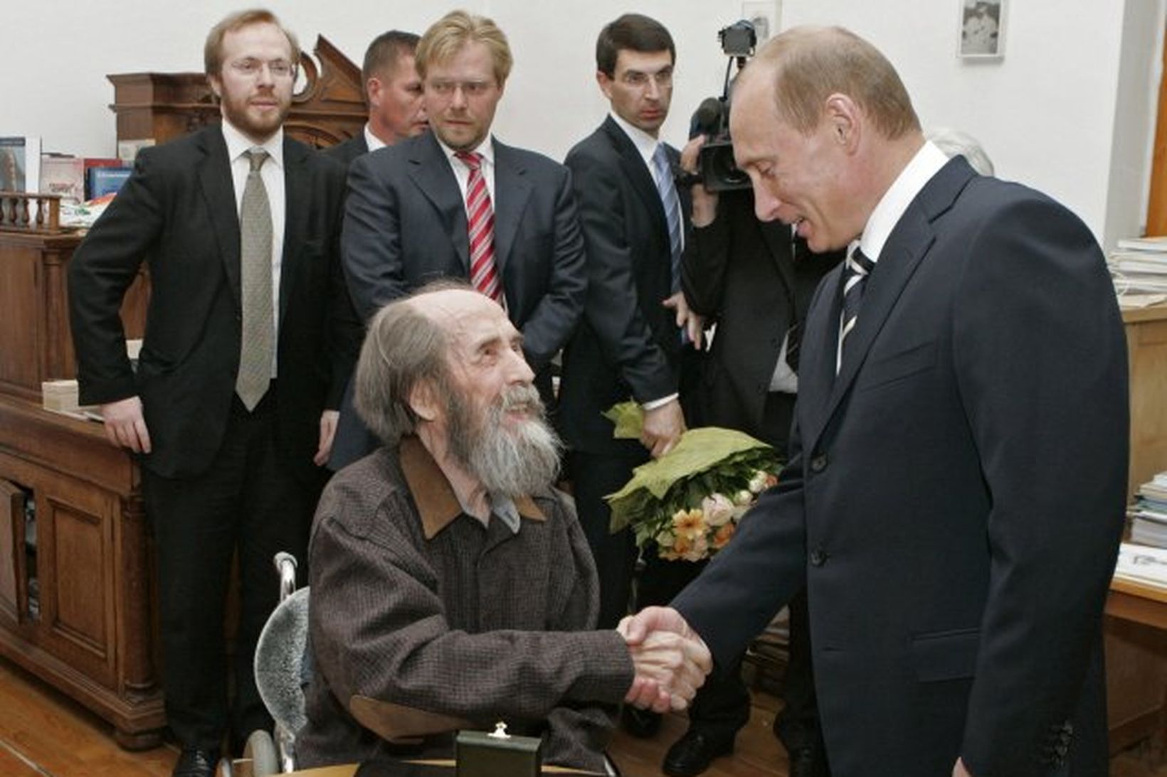 Vladímír Pútin, þáverandi forseti Rússlands, heilsar Alexander Solzhenitsyn á heimili …