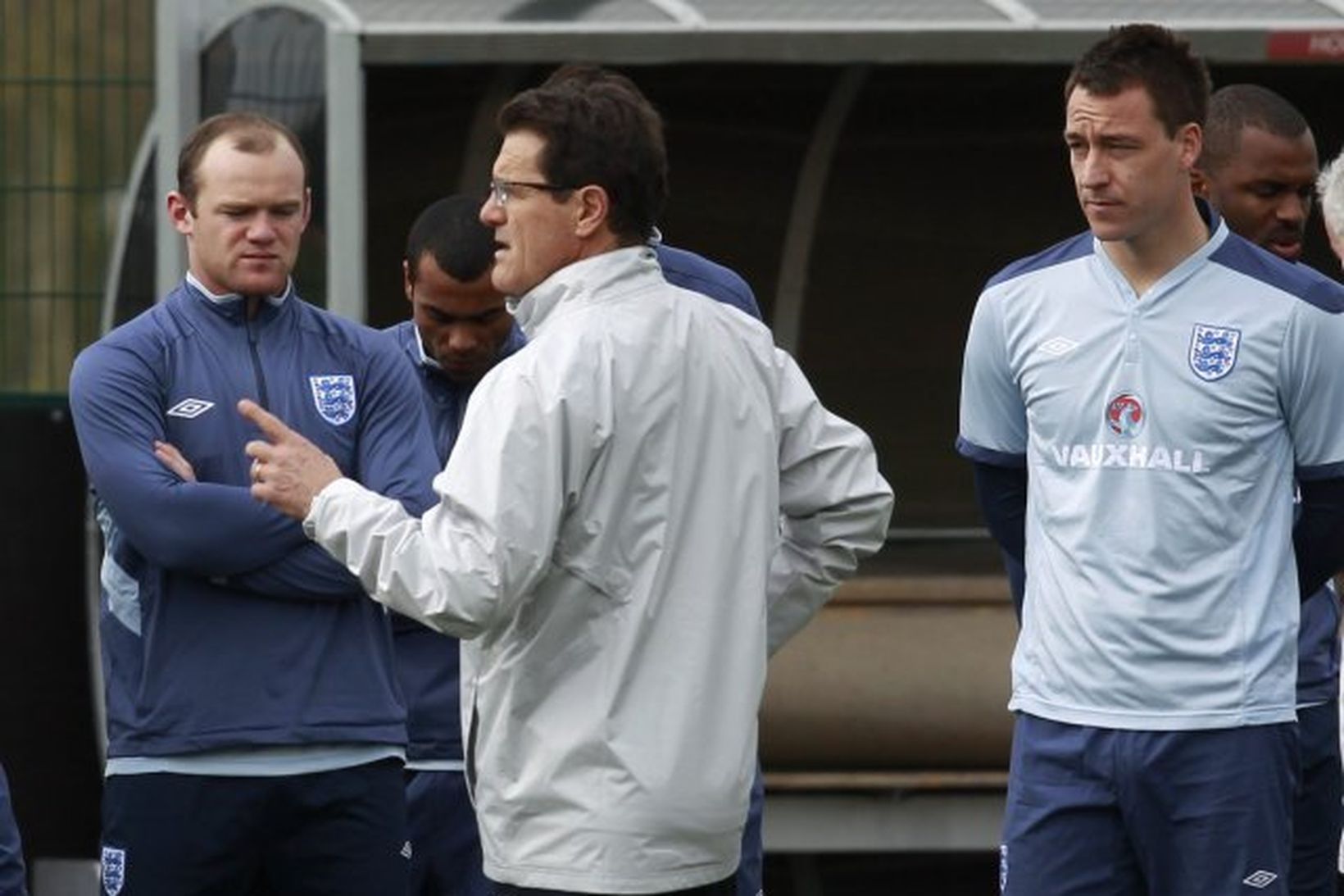 Fabio Capello ræðir hér við Wayne Rooney og John Terry …
