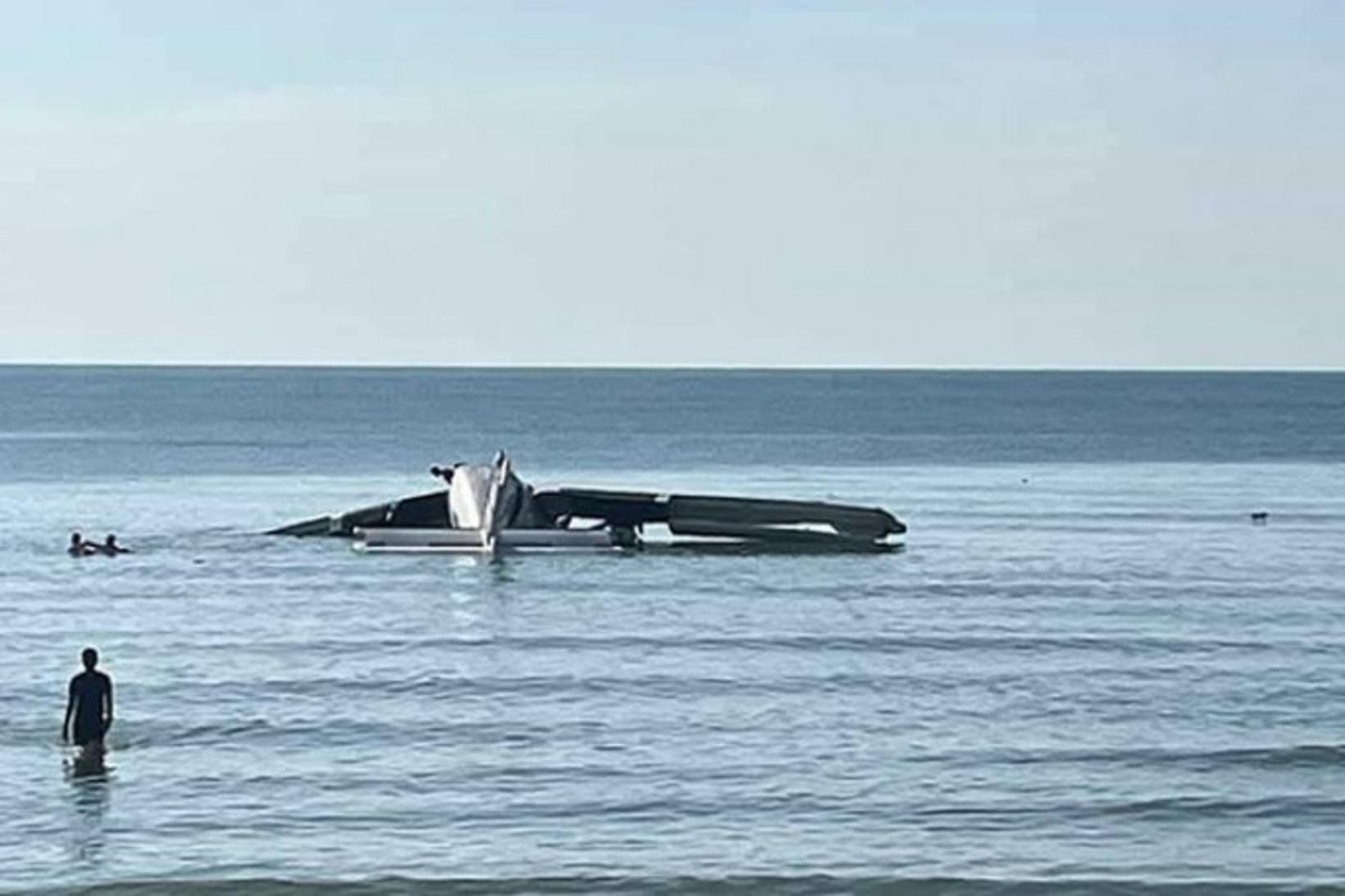 Flugvélin hrapaði í sjóinn skammt frá landi.