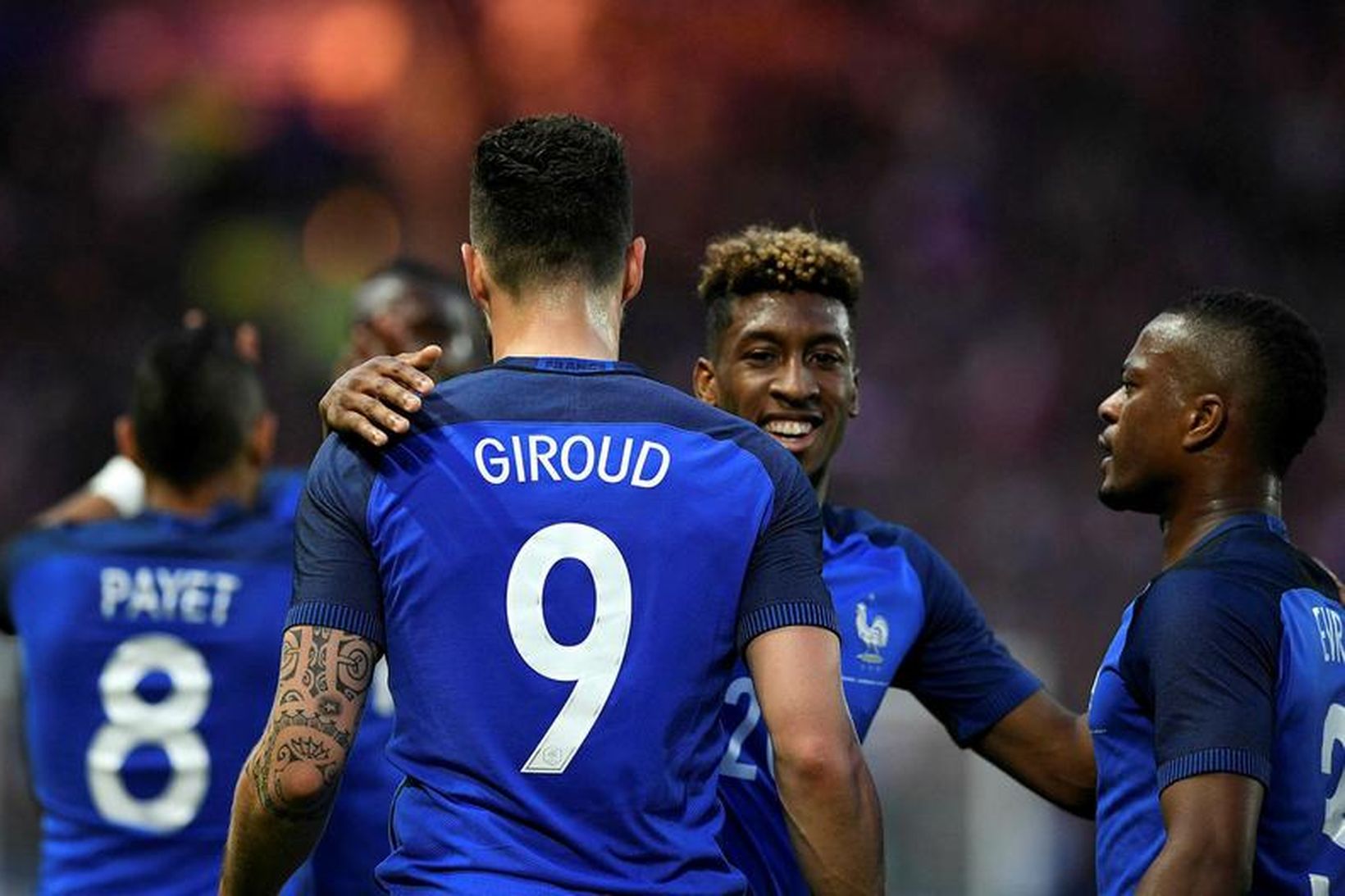 Olivier Giroud fagnar marki sínu fyrir Frakka með samherjum sínum …