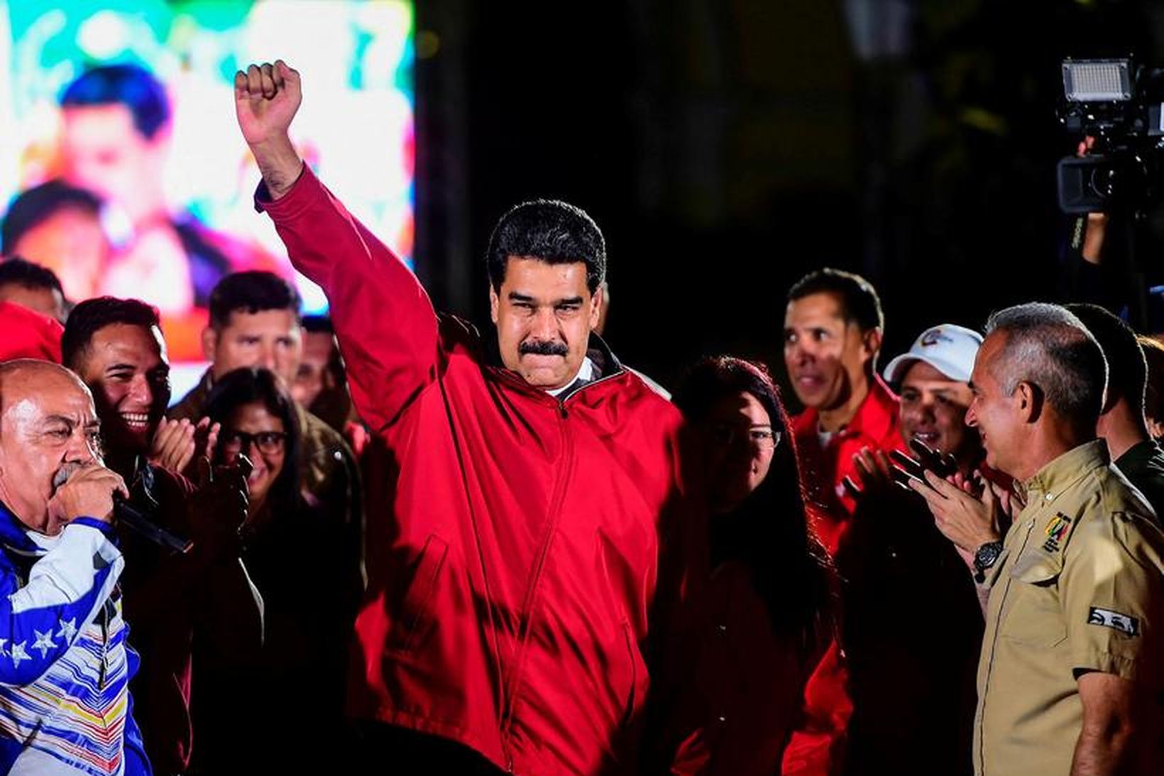 Nicolas Maduro, forseti landsins, var ánægður þegar hann fagnaði með …