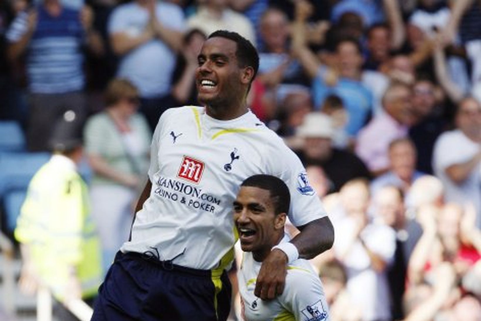 Tom Huddlestone og Aaron Lennon fagna marki þess síðarnefnda á …