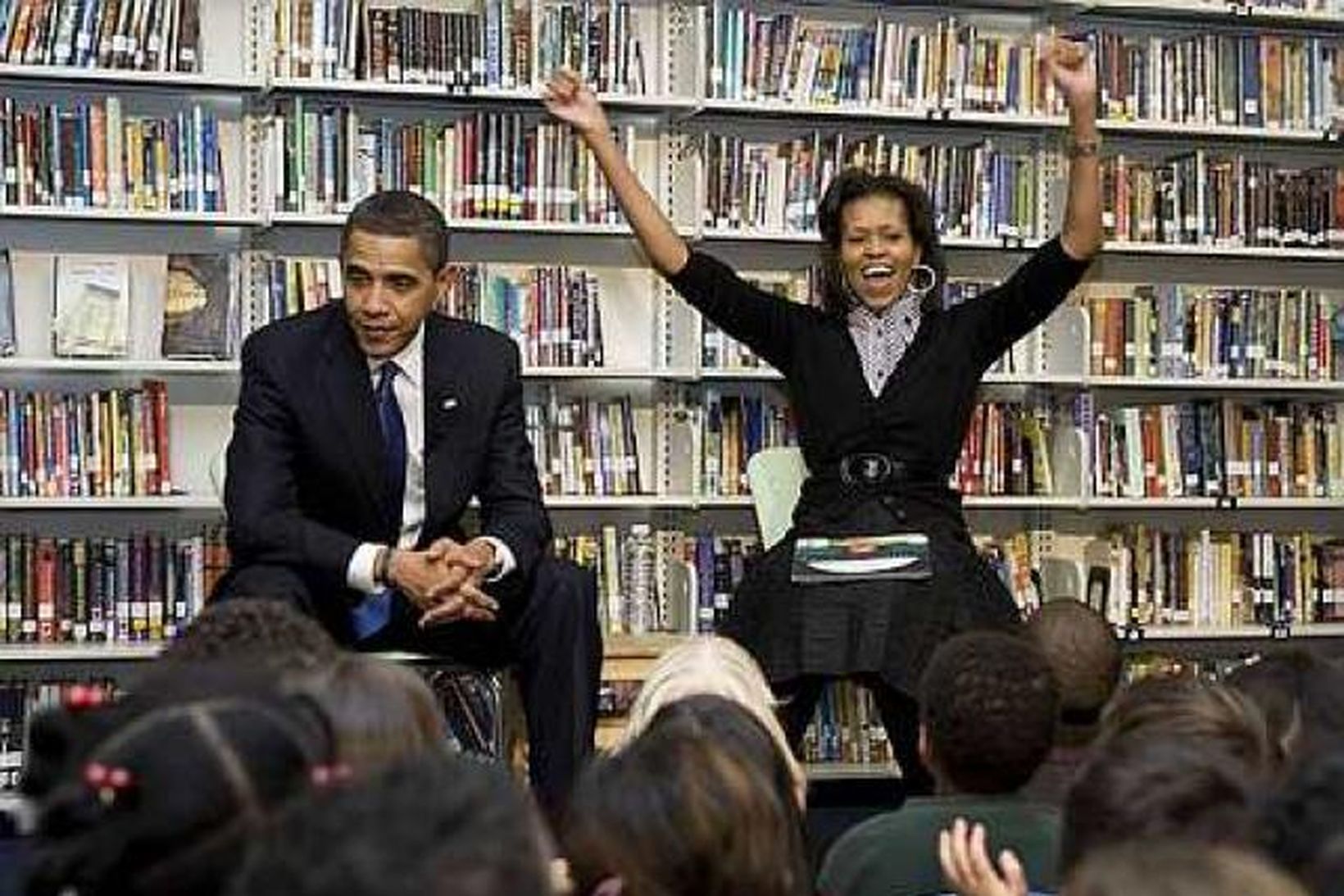 Barack og Michelle Obama heimsóttu barnaskóla í Washington í dag.