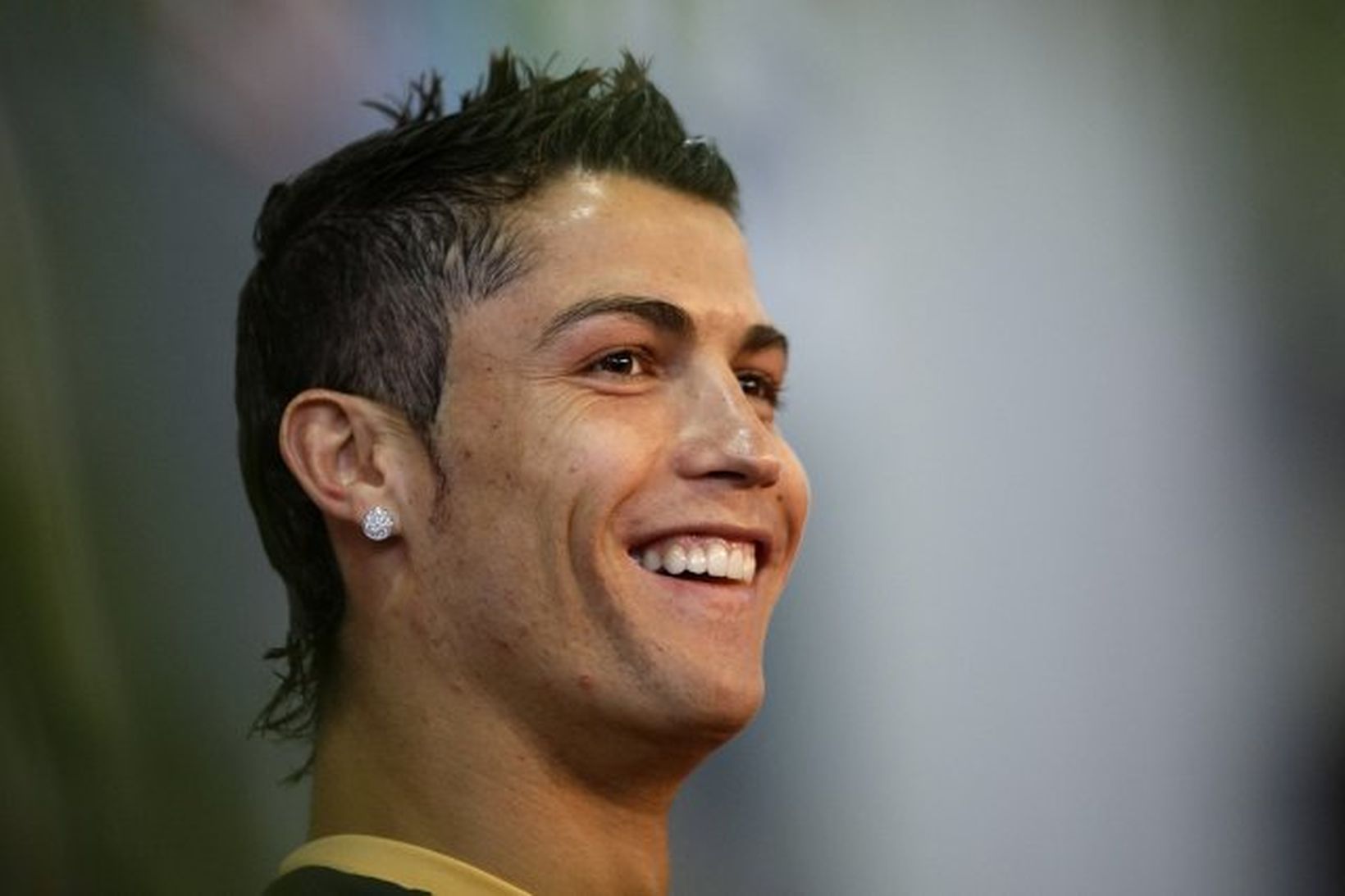 Cristiano Ronaldo skrifar undir hjá Real Madrid 1. júlí.