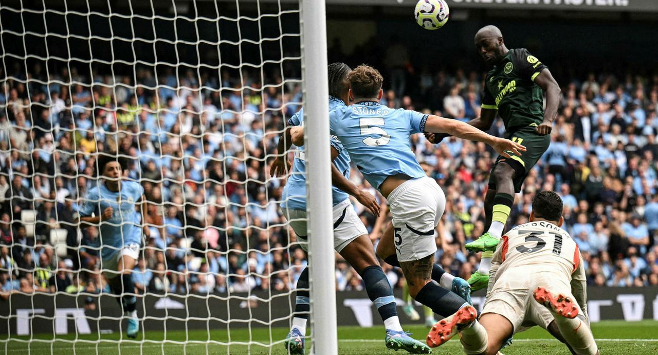 Yoane Wissa í þann mund að koma Brentford yfir gegn Manchester City á laugardag.