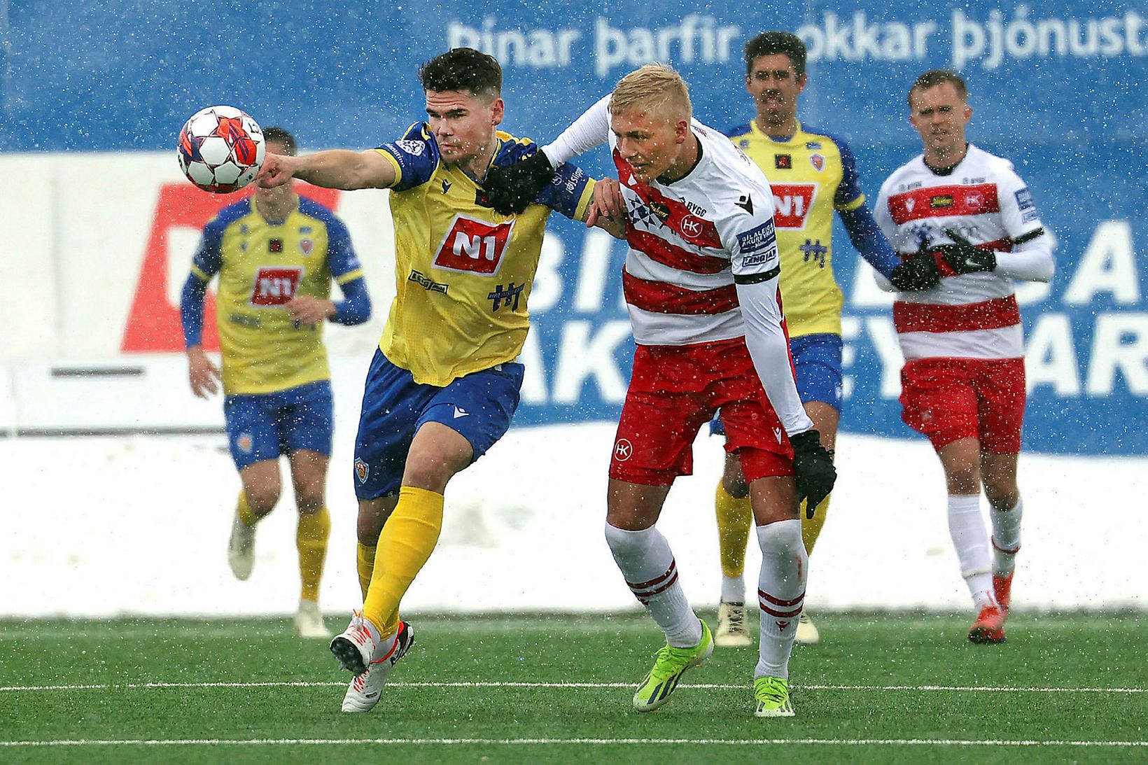 Viðar Örn Kjartansson og Þorsteinn Aron Antonsson eigast við í …