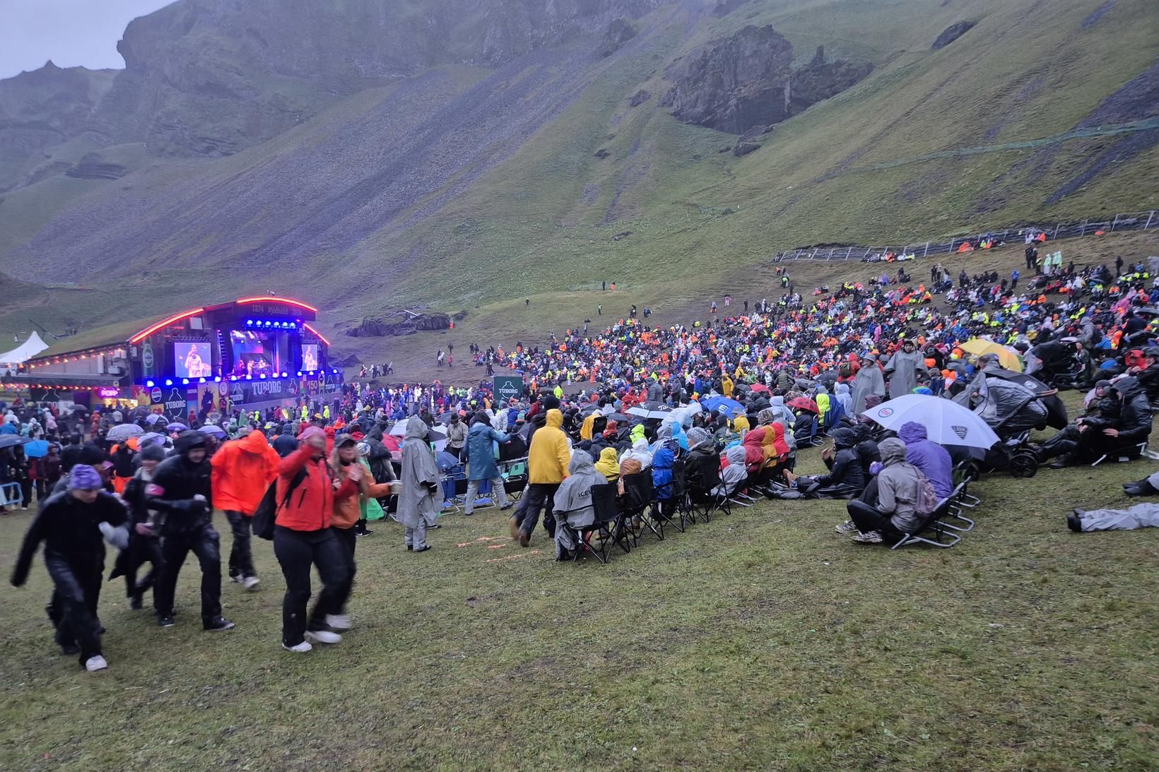 Gestir Þjóðhátíðar hafa ekki látið rigningu eða rok á sig …