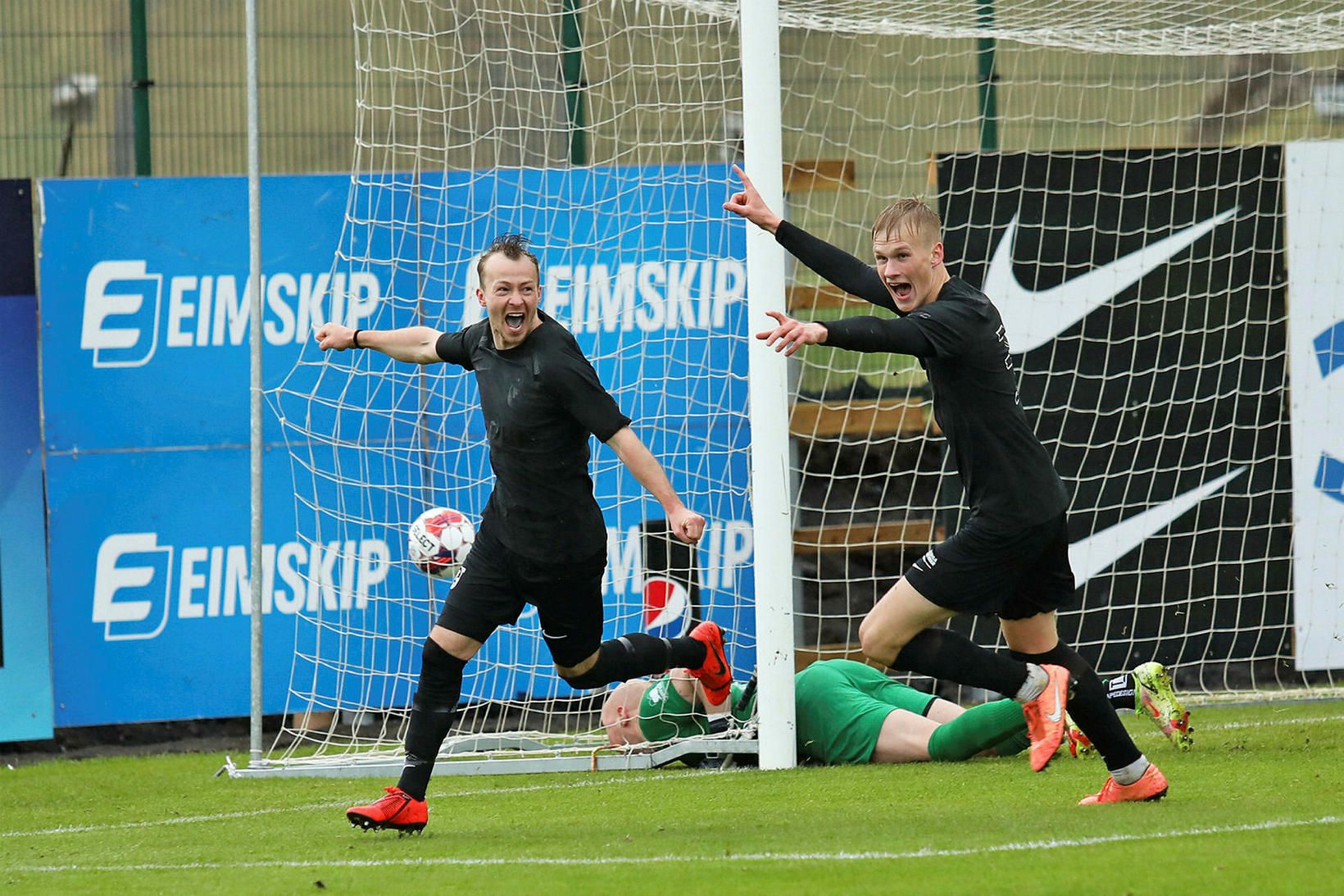 Steven Lennon fagnar eftir að hafa komið FH yfir, 2:1.