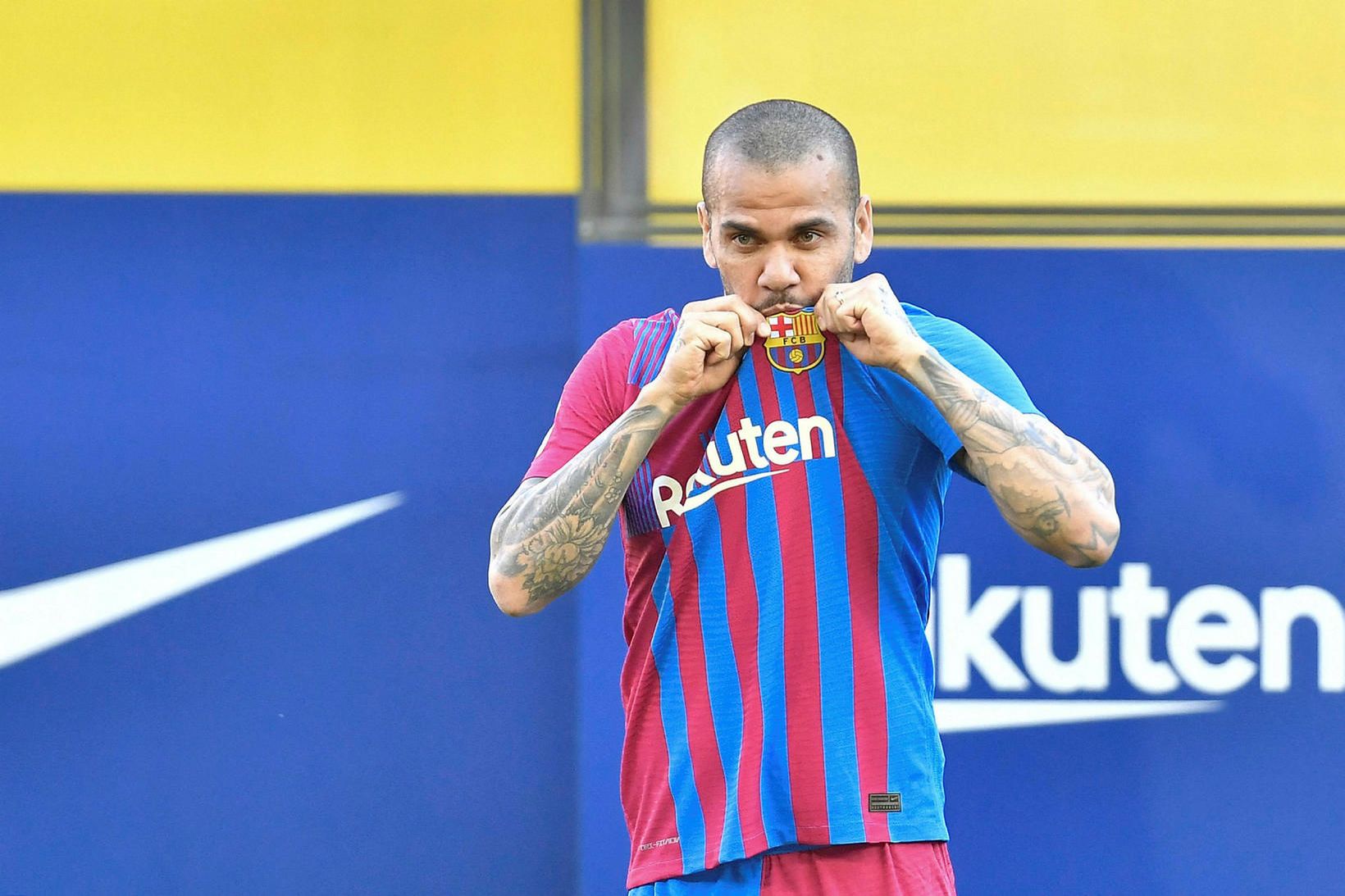 Daniel Alves kyssir merki Barcelona þegar hann var kynntur í …