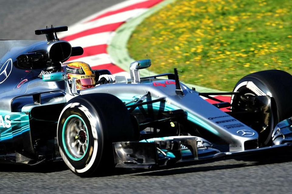Lewis Hamilton á leið til besta tíma í Barcelona í dag.