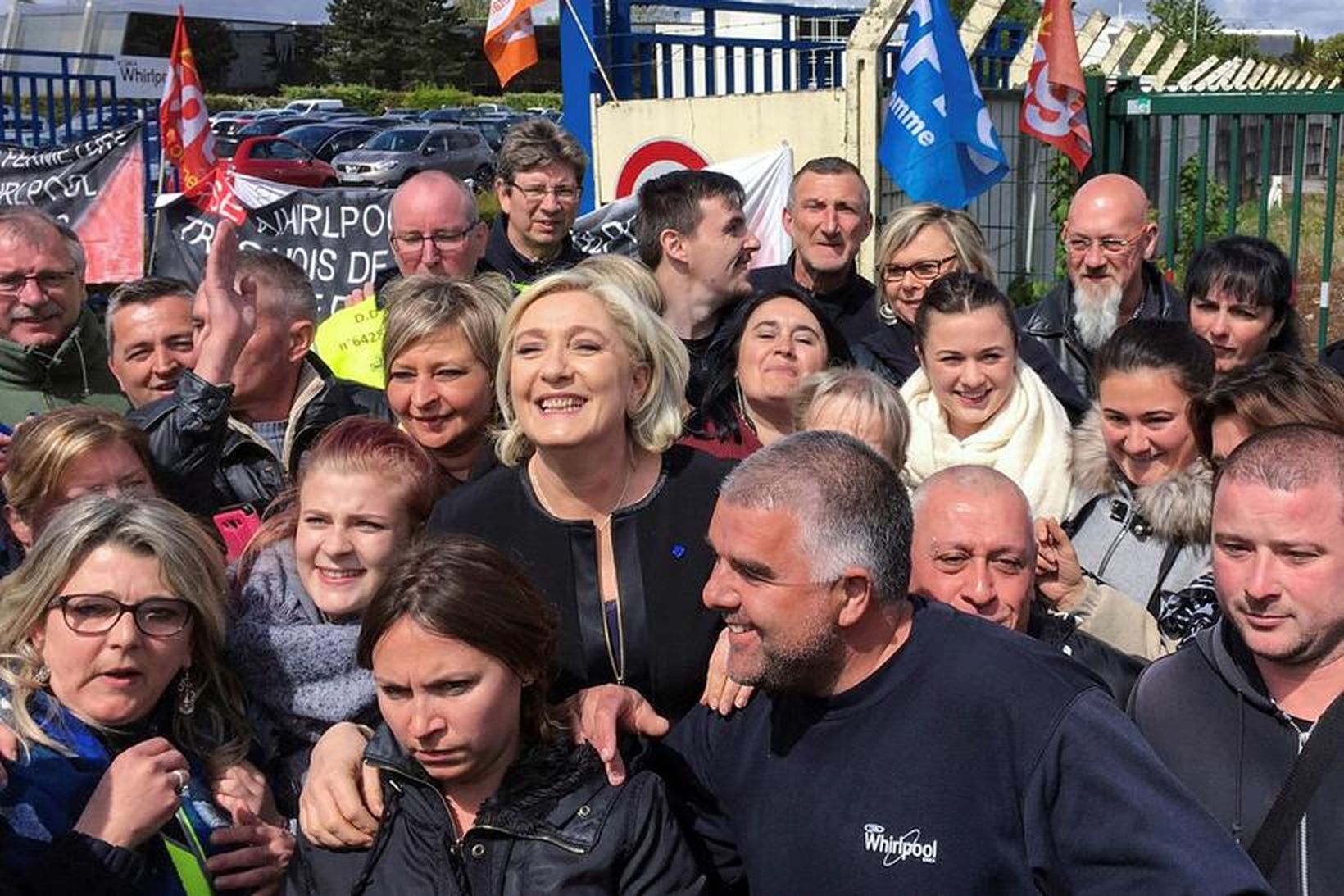 Marine Le Pen, forsetaframbjóðandi frönsku Þjóðfylkingarinnar, með verkafólki Whirpool verksmiðjunnar. …