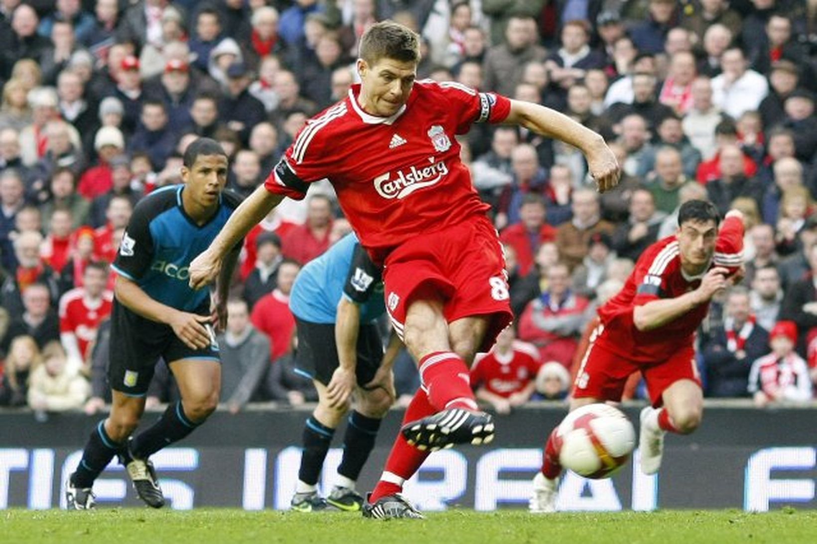 Steven Gerrard fyrirliði Liverpool skorar fyrir sína menn úr vítaspyrnu …