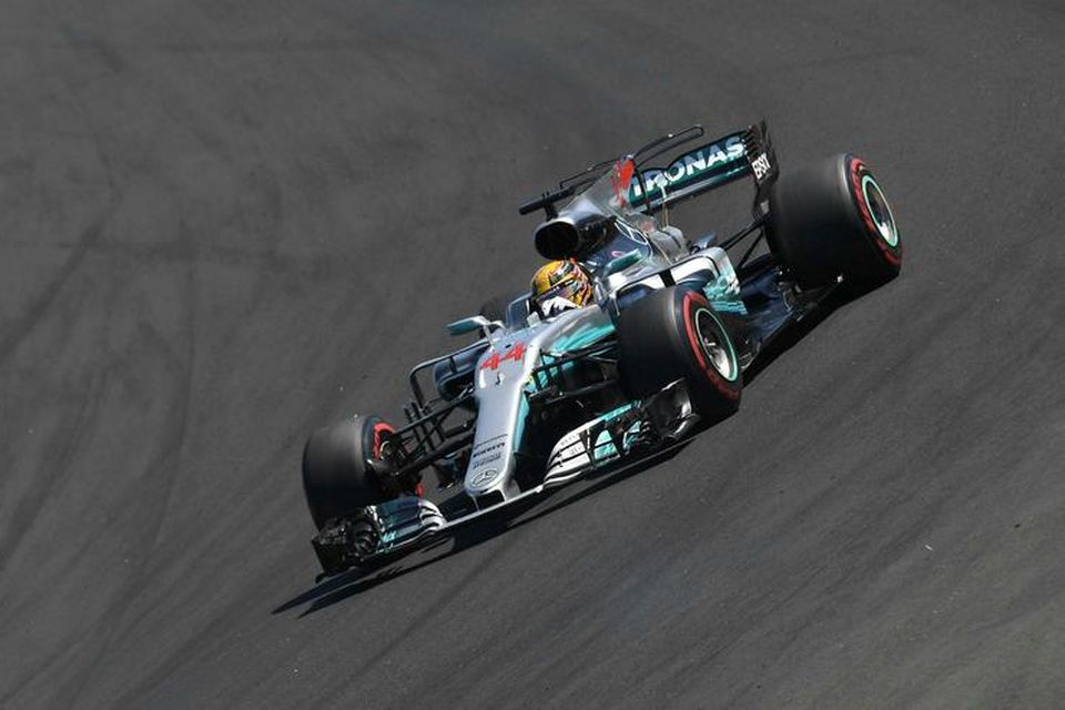 Lewis Hamilton á ferð á Mercedesbílnum.
