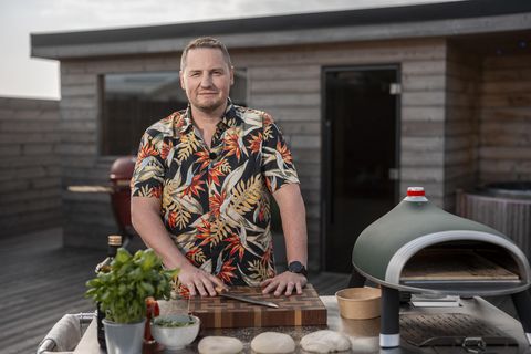 Árni Þorvarðarson bakarameistari gerði dýrindis pestó-pítsu í þættinum Logandii ljúfffengt á dögunum. Það er helgarpítsan …