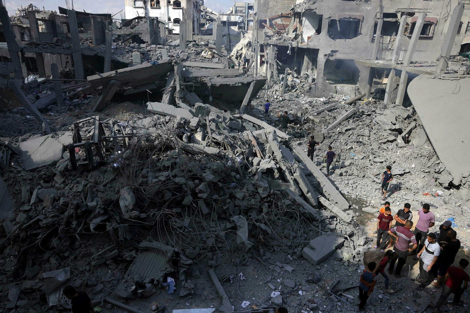 Palestínumenn leituðu að eigum sínum í rústum bygginga.