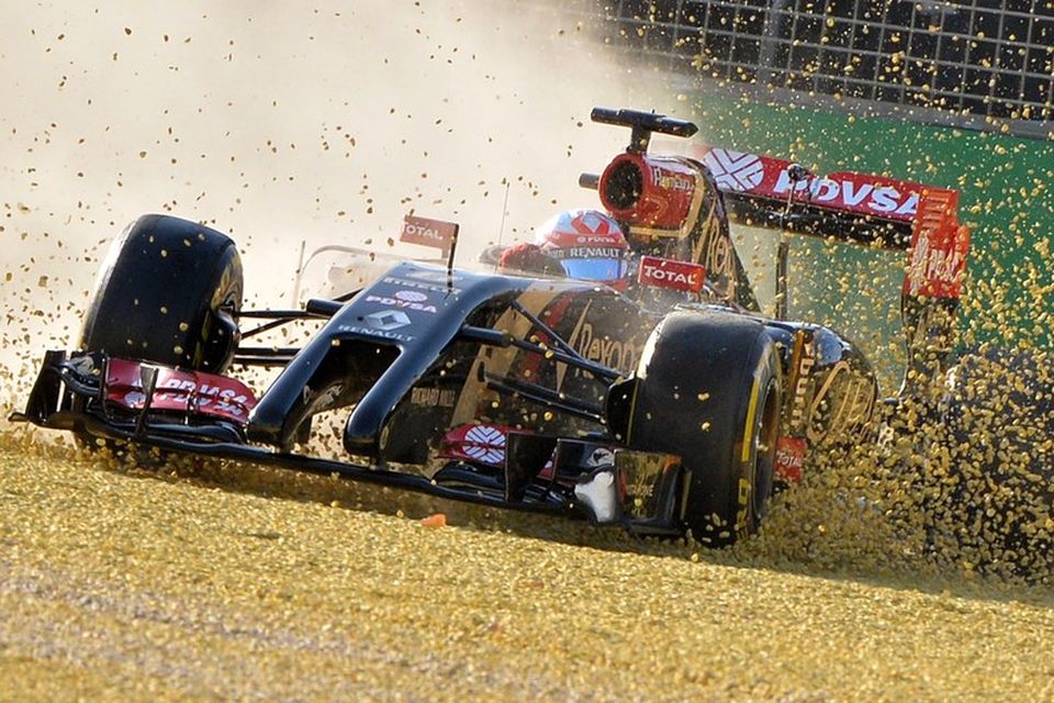 Romain Grosjean þyrlar upp mölinni eftir útafakstur á æfingu í Melbourne.