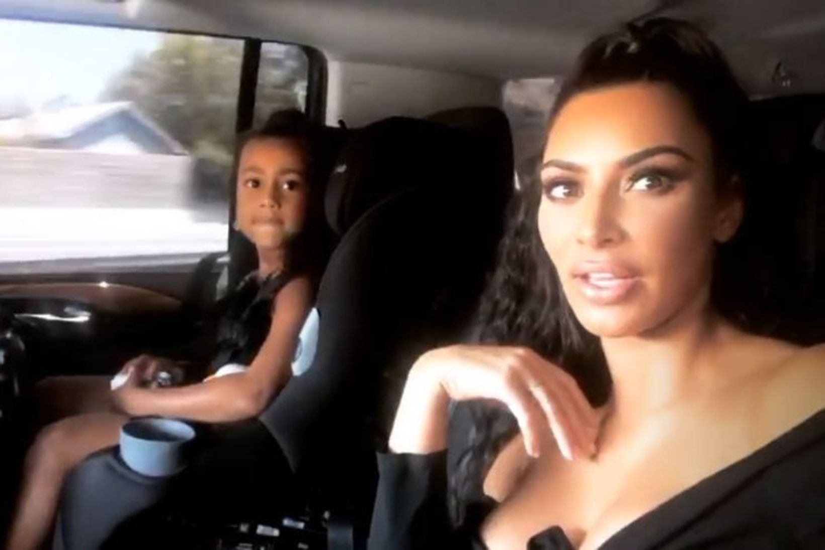 Kim Kardashian West með dóttur sinni North West á leiðinni …