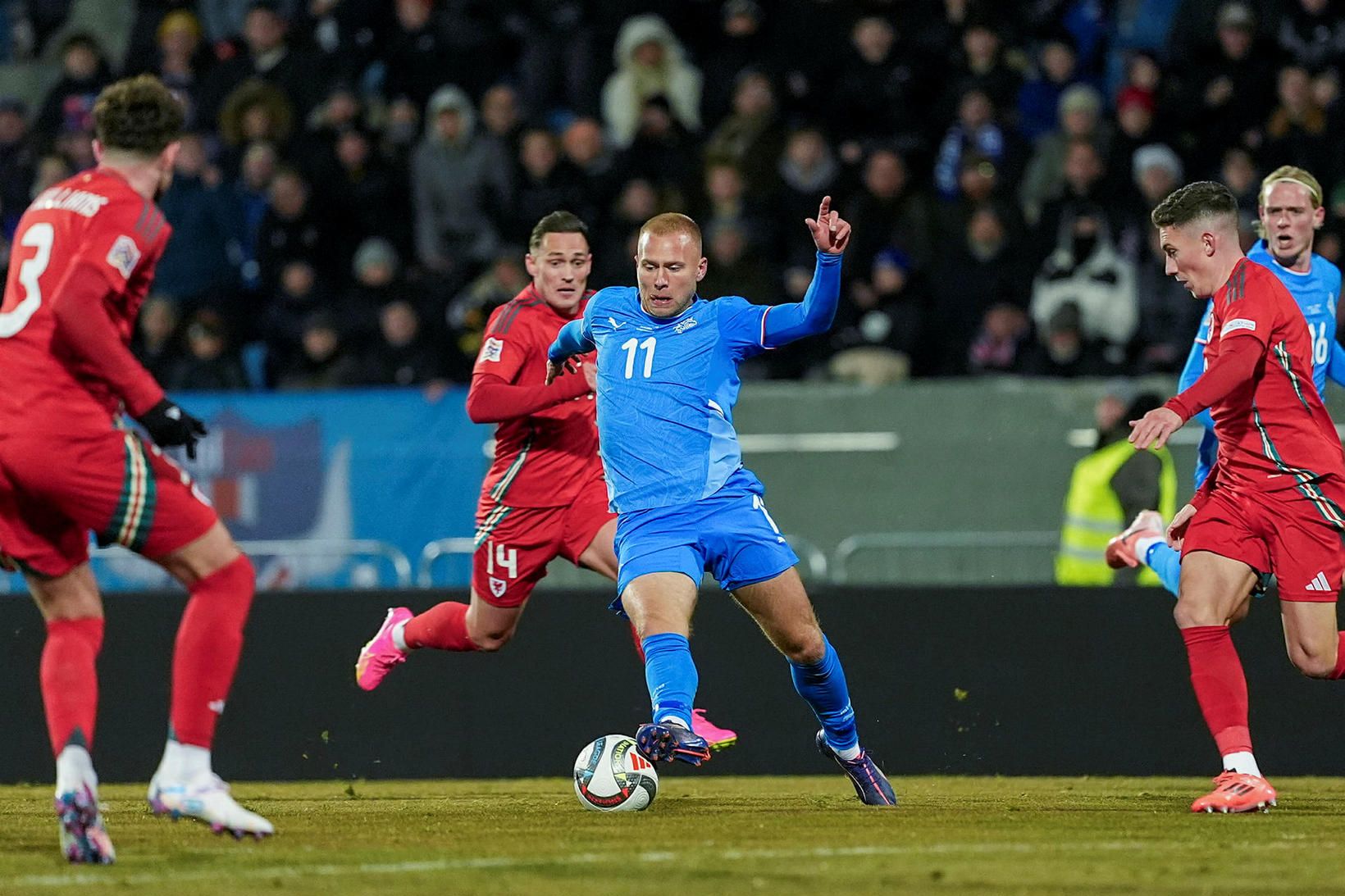 Jón Dagur Þorsteinsson í baráttunni í leiknum við Wales á …