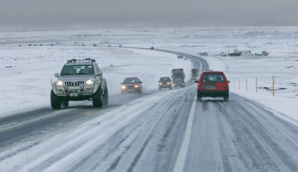 Reykjanesbraut og Holtavörðuheiði lokað