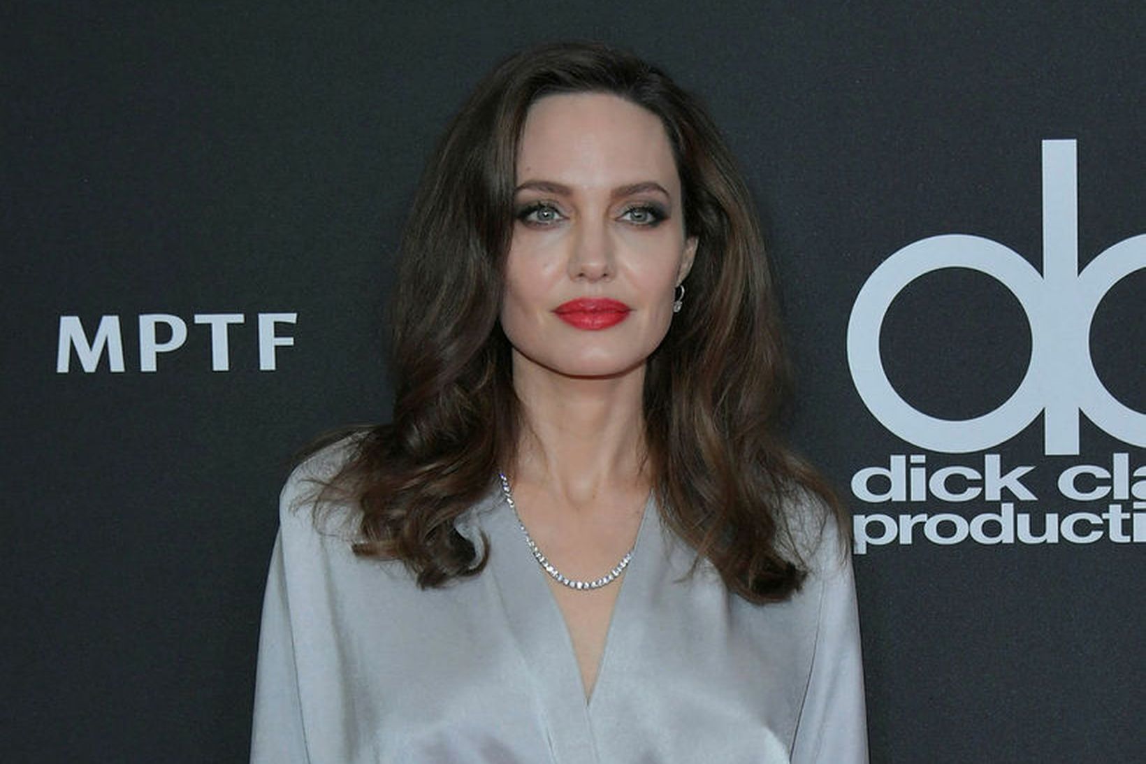 Angelina Jolie hvetur ungar konur til dáða.