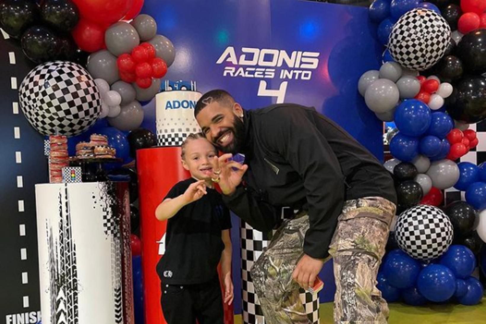 Drake með stoltinu sínu. ,,Adonis keyrir inn í fjórða árið,