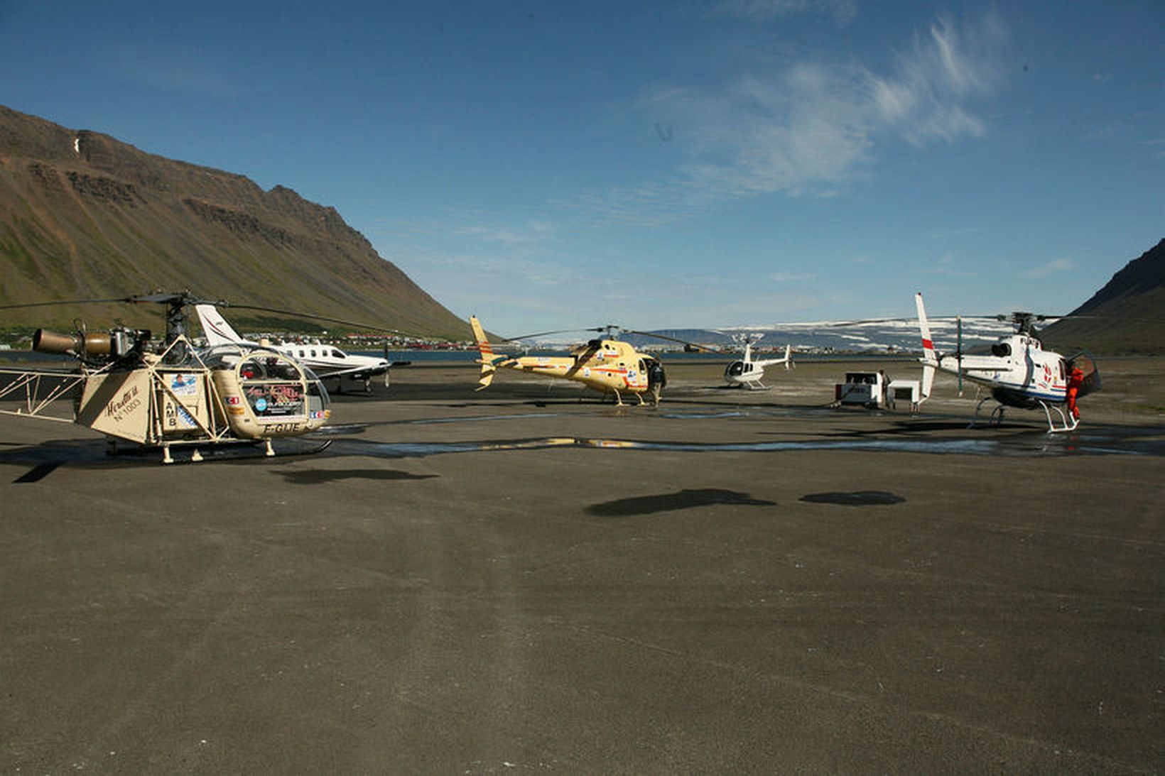 Á Ísafjarðarflugvelli.