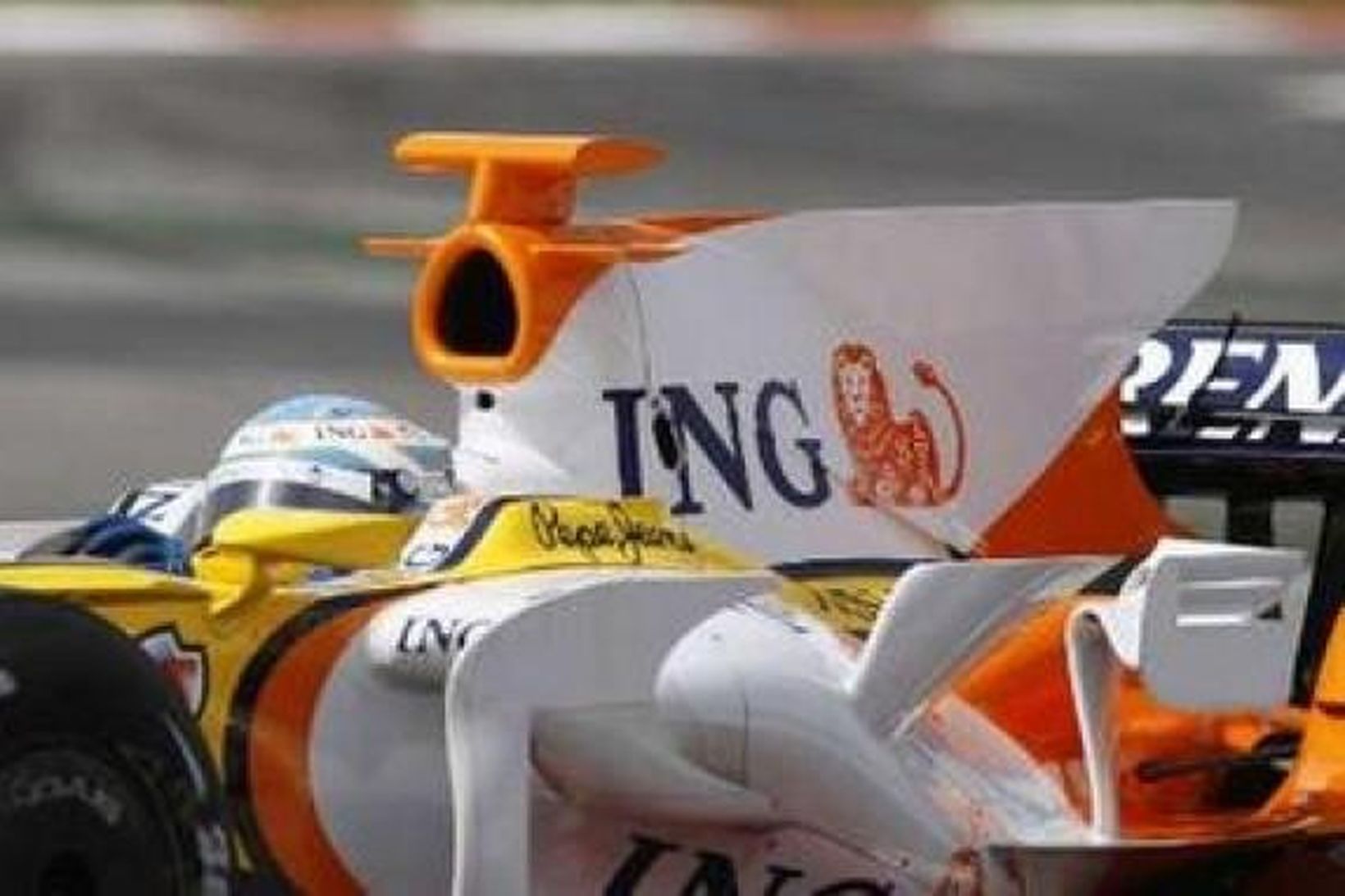 Alonso í Barcelona í dag með nýjungar í yfirbyggingu Renaultins.