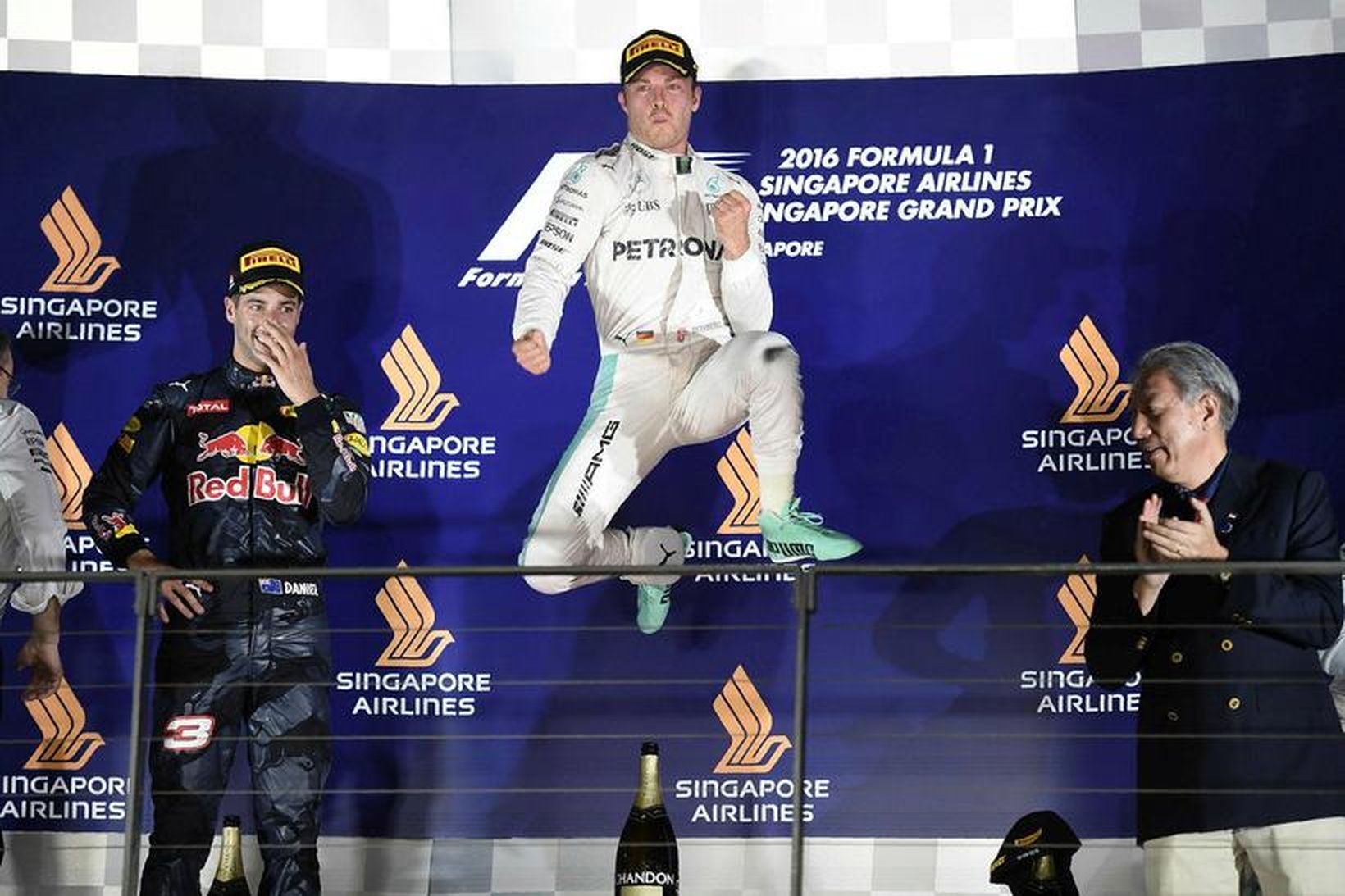 Nico Rosberg fagnar sigrinum í Singapúr.