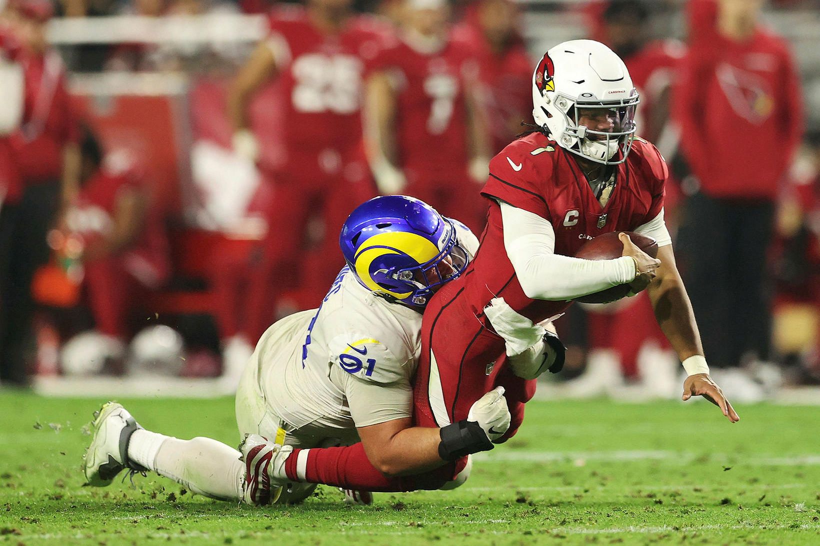 Greg Gaines hjá Los Angeles Rams tæklar Kyler Murray hjá …