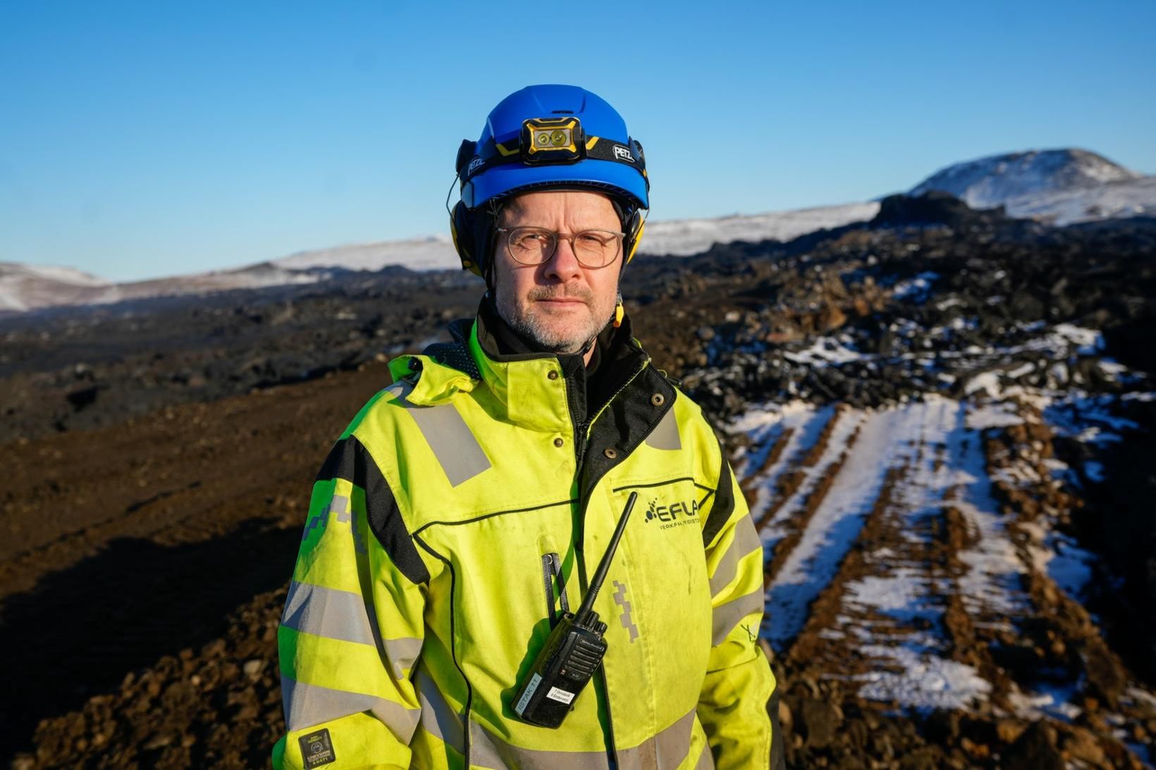 Jón Haukur Steingrímsson, jarðverkfræðingur hjá Eflu, stendur uppi á varnargörðunum …