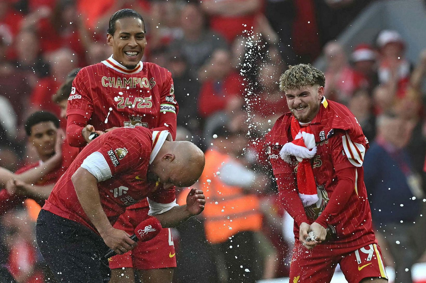 Harvey Elliott hellir kampavíni yfir stjórann Arne Slot.