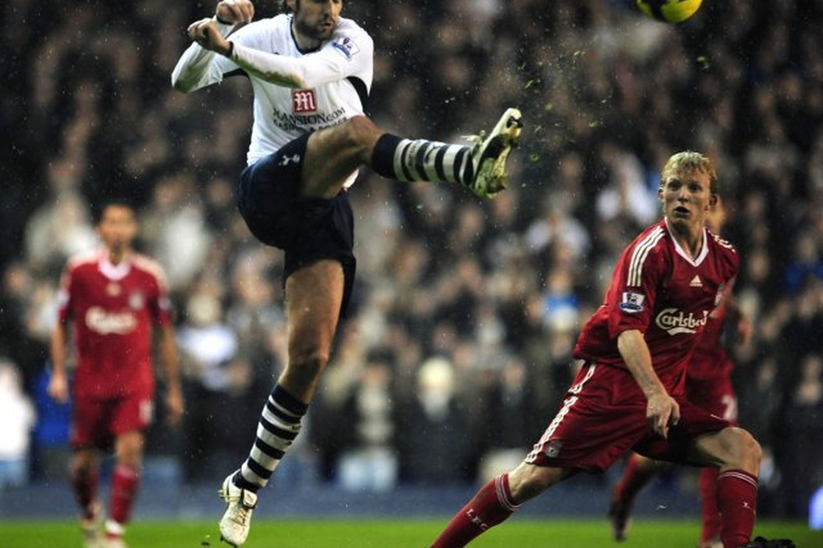 Vedran Corluka varnarmaður Tottenham spyrnir frá marki sínu en Dirk …