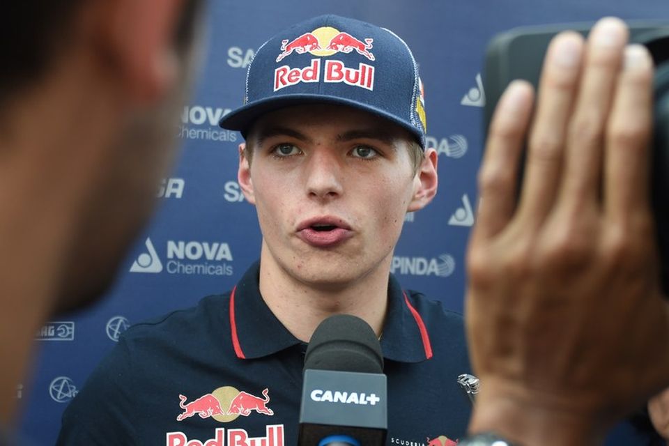 Max Verstappen ræðir við blaðamenn eftir fyrstu formúlu-1 æfingu sína.