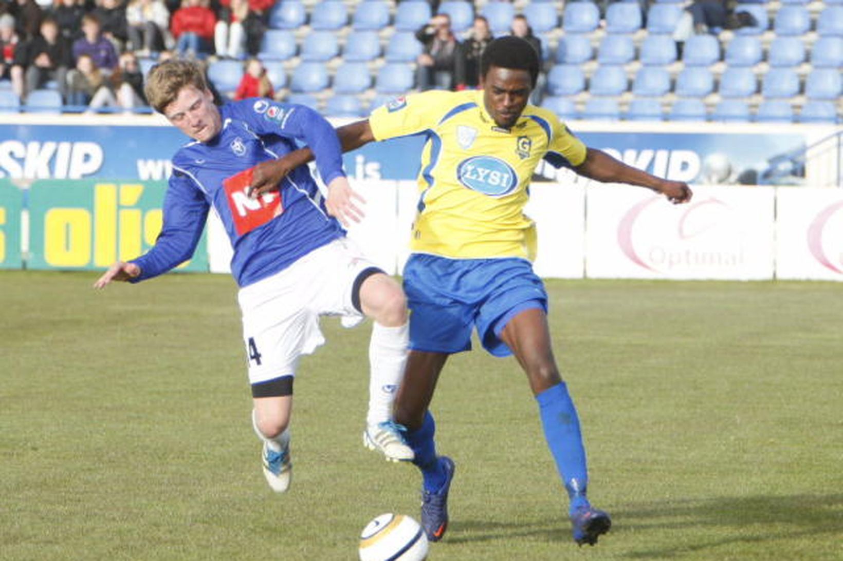 Hörður Árnason úr Stjörnunni og Tomi Ameobi úr Grindavík eigast …