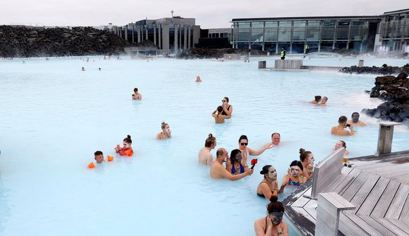 Bláa lónið opið á ný: Gestir ferjaðir frá Grindavík