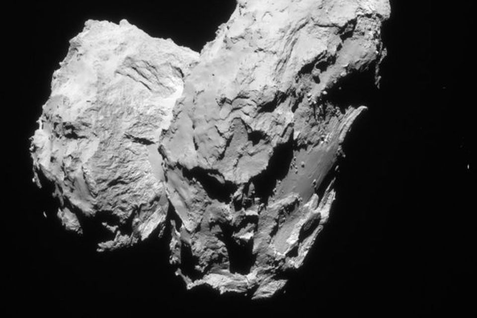 67P/Churyumov-Gerasimenko skiptist í tvo meginhluta sem tengdir eru saman með mjóum hálsi. Rosetta tók þessa …