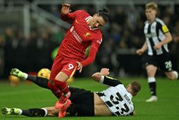 Darwin Nunez í hörðum slag við Dan Burn hjá Newcastle.