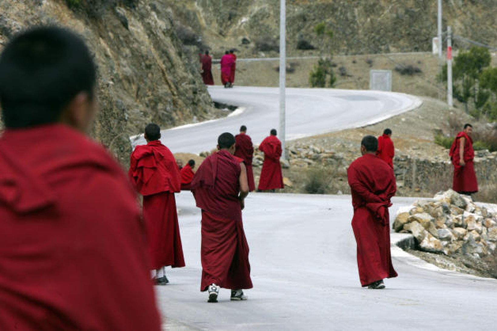 Tíbetskir munkar á leið til Dongzhuling hofsins í Yunnan í …