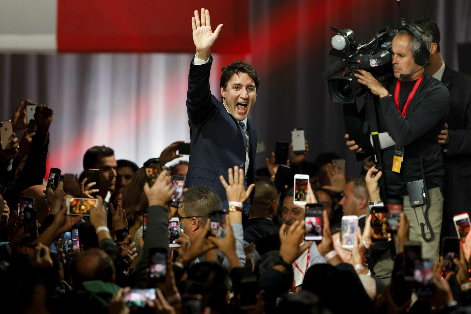 Justin Trudeau, forsætisráðherra Kanada, fagnar með stuðningsmönnum sínum.