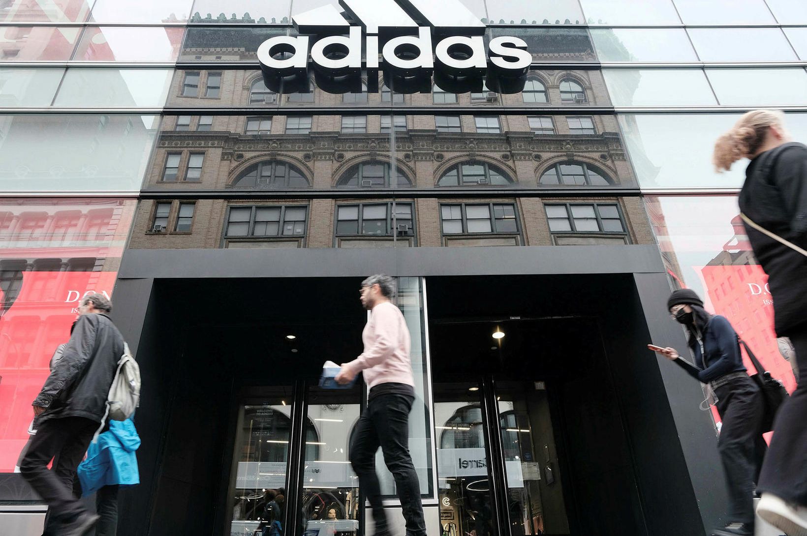 Adidas selur áfram Yeezy-skó