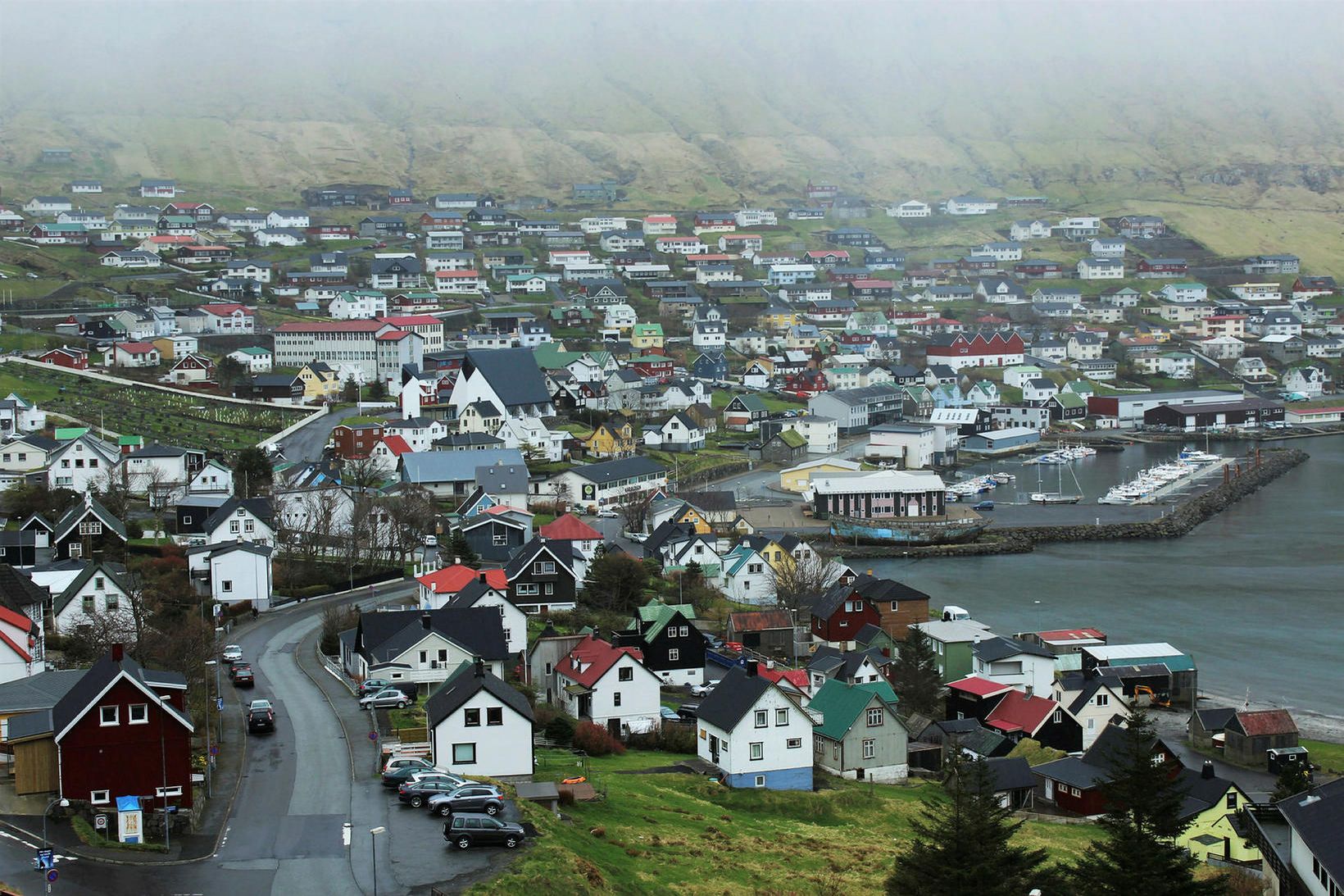 Fugluafjörður. Stjórnarsamstarf í óvissu eftir að frumvarp sem veitir samkynhneigðum …