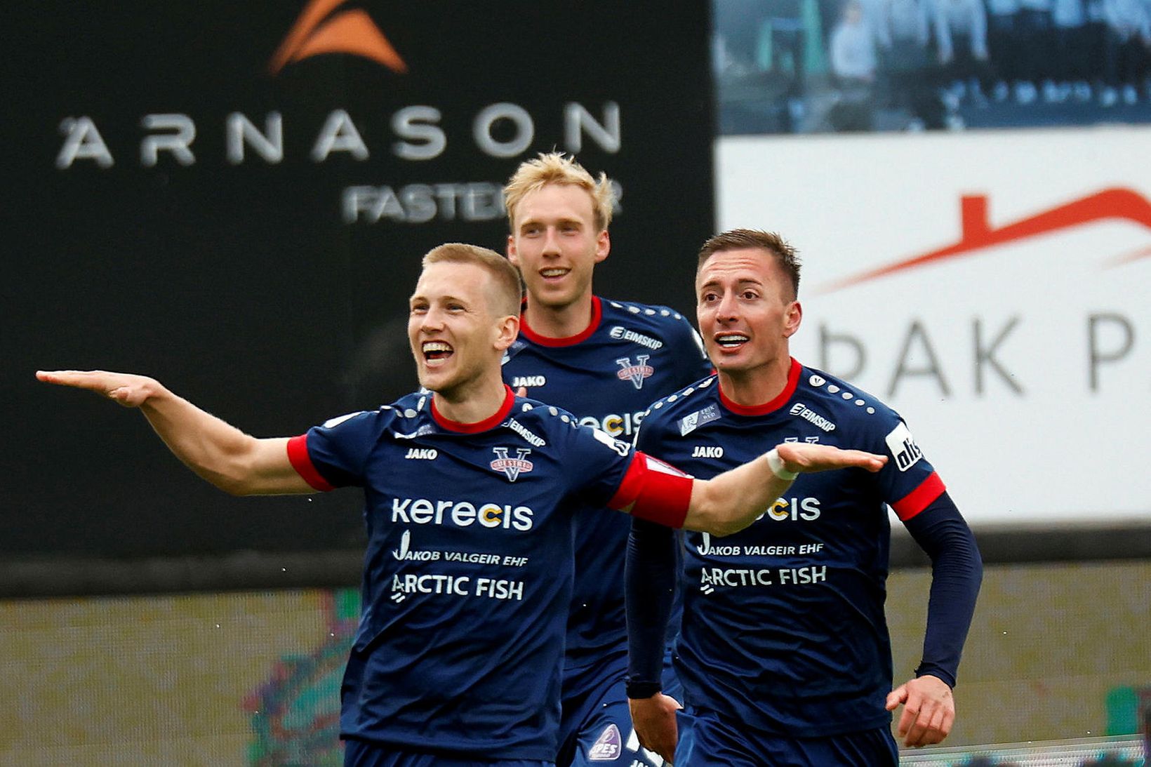Elmar Atli Garðarsson, Pétur Bjarnason og Vladimir Tufegdzi fagna marki …