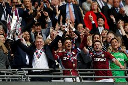 Aston Villa fagnar á Wembley í vor eftir sigur á Derby í umspilsleiknum um sæti …