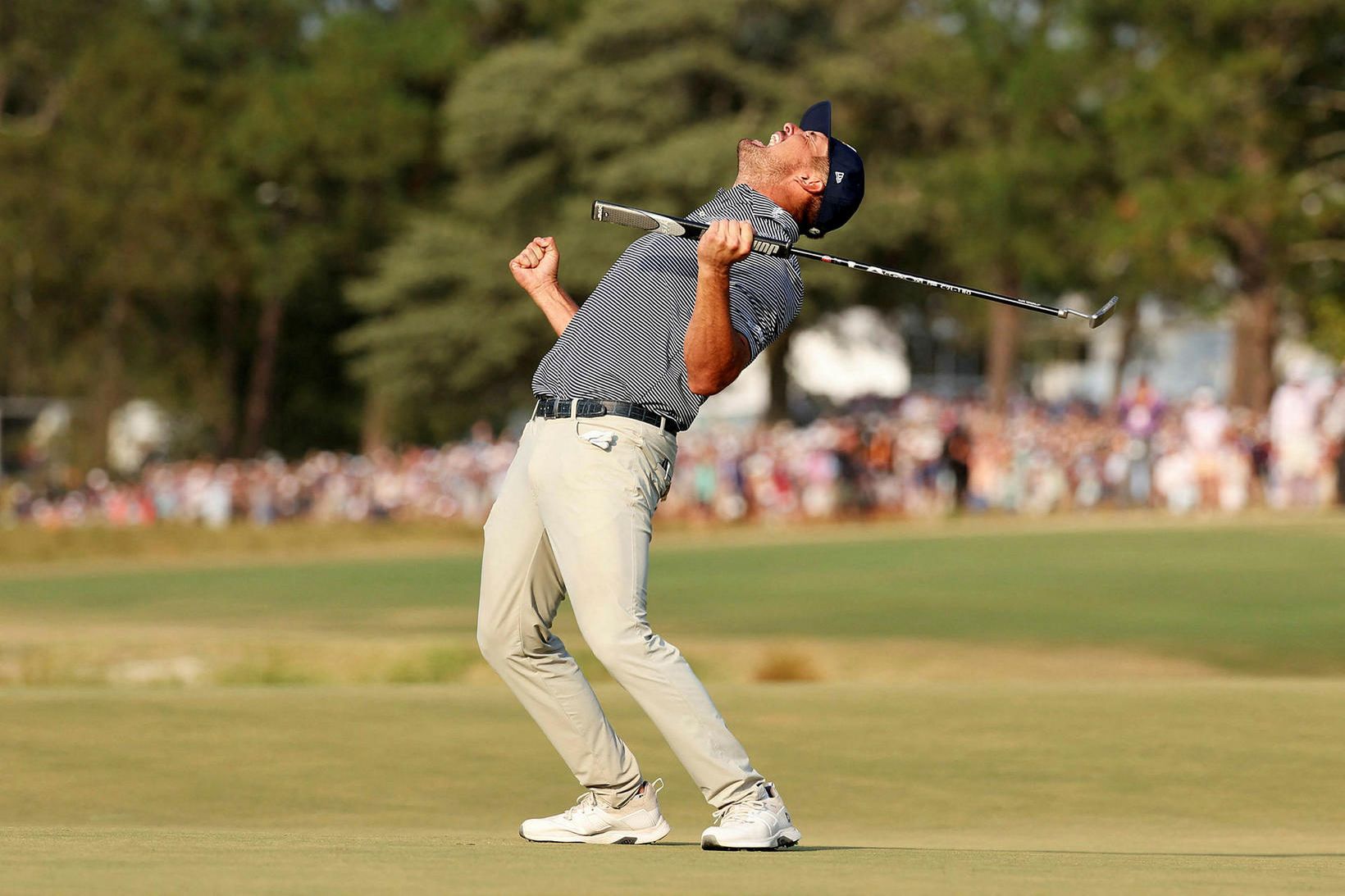 Bryson DeChambeau fagnar sigrinum í kvöld.