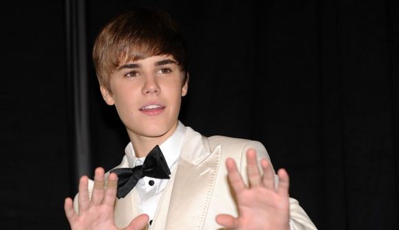 Bieber á búðarápi með gasgrímu