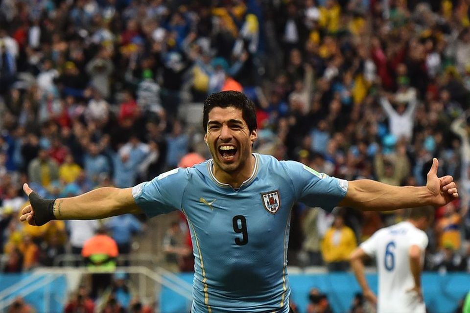 Luis Suárez fagnar öðru marka sinna gegn Englandi 19. júní.