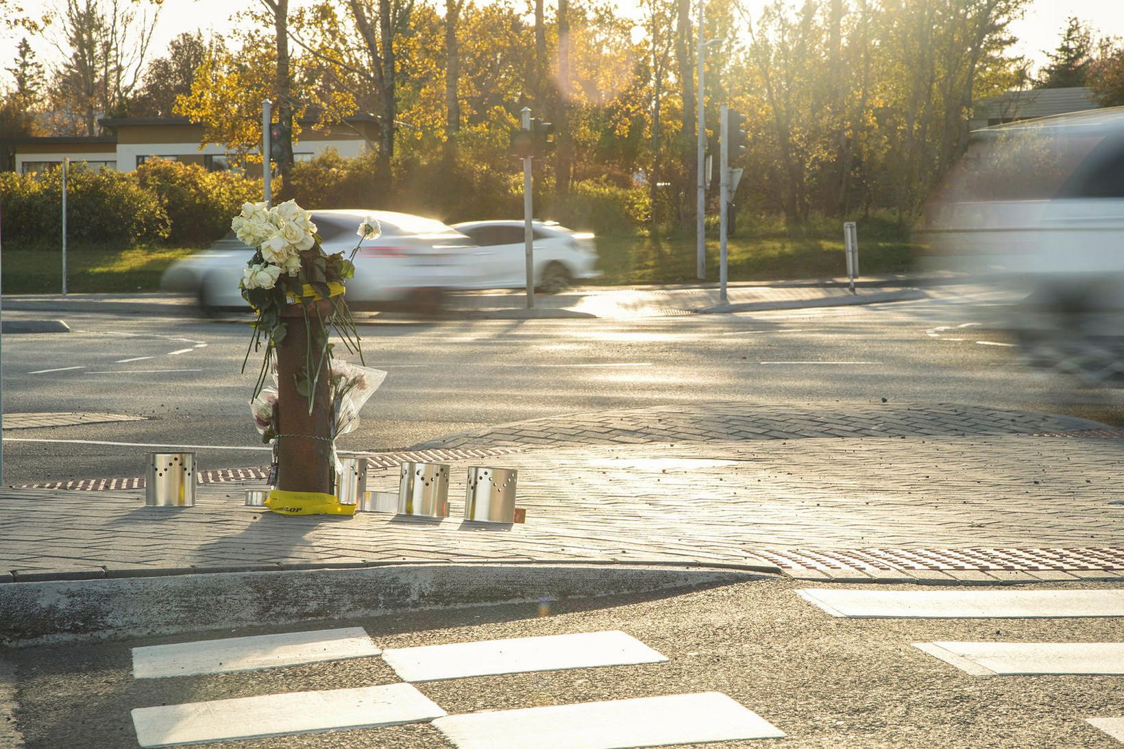 Blóm á vettvangi þar sem ung kona lést við Sæbraut.