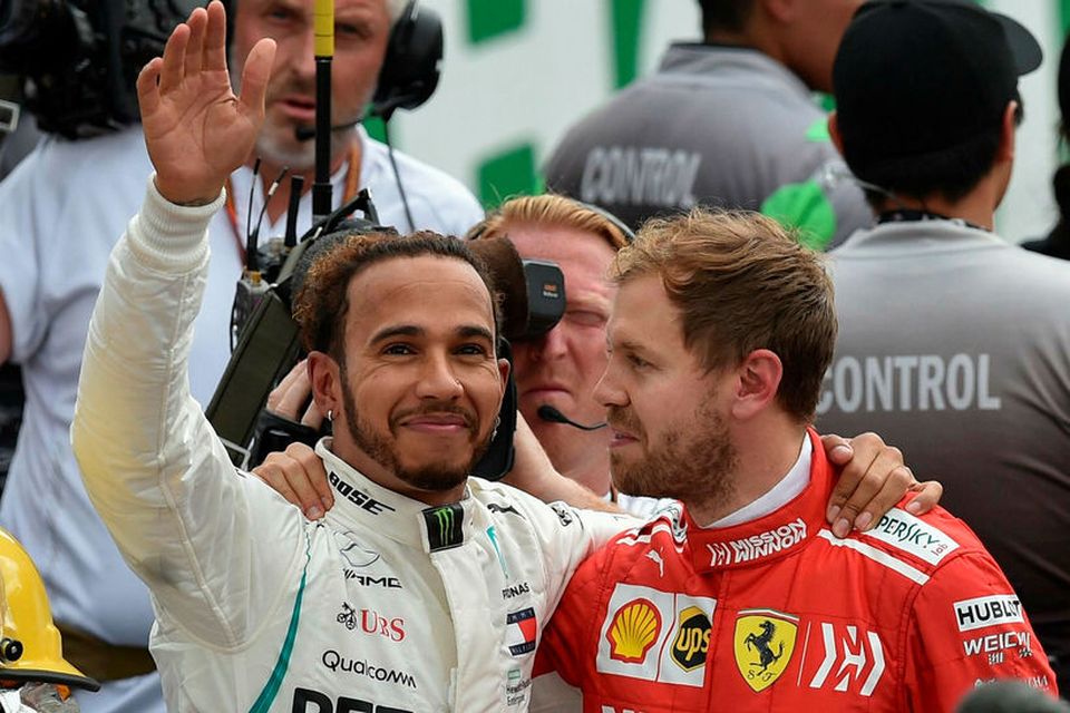 Sebastian Vettel (t.h.) samfagnaði með Lewis Hamilton (t.v.) eftir að sá síðarnefndi landaði heimsmeistaratitli ökumanna …