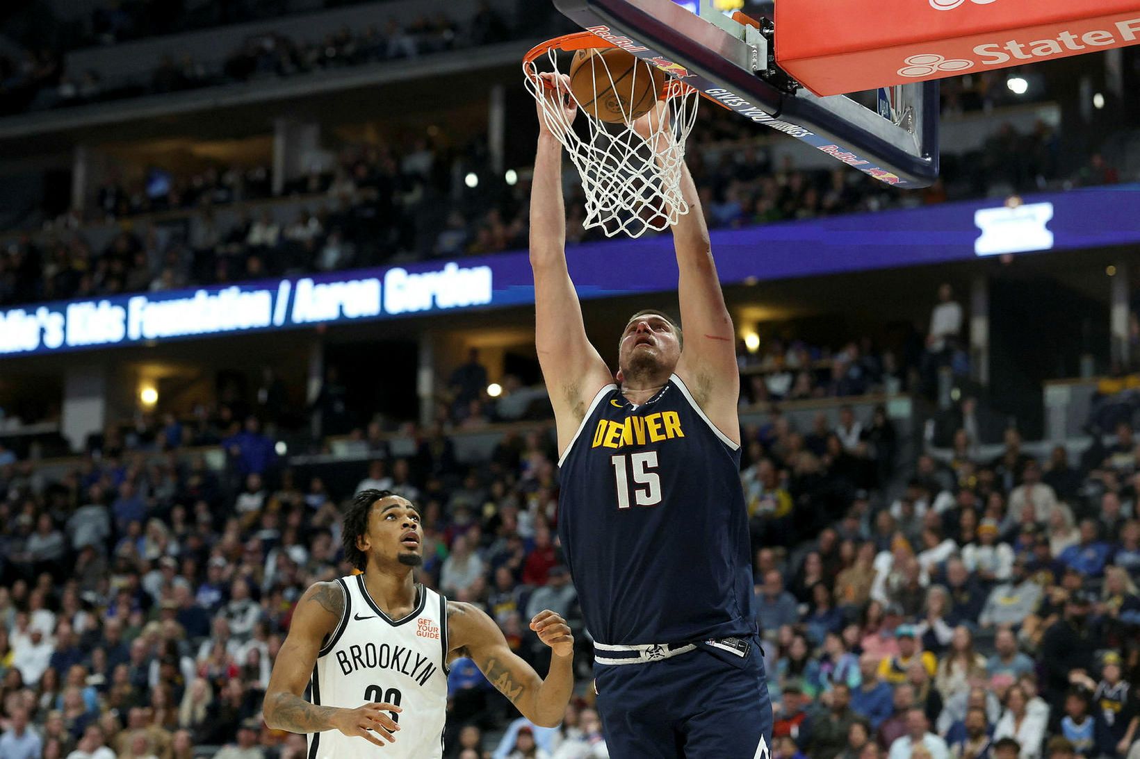 Nikola Jokic treður í leik gegn Brooklyn Nets á dögunum.